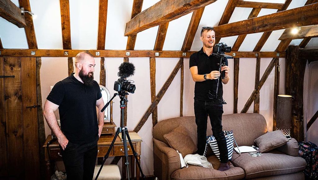 What clothes do wedding videographers wear?